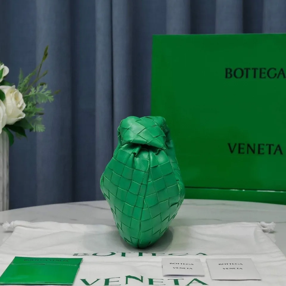 Batch 1120 BV Bottega Veneta's new early spring women's MINI JODIE handbag BV bag 🔥The new method is based on the original rounded corners, knotted with classic woven leather round hobo bag, The most iconic triangular pull-out design, using sheepskin draped soft shape, is super suitable for concave shapes~ Jodie feels really gentle to people, and is definitely the best item for daily matching. It has the same weave, new elements and twists, is compact and versatile, and is the new favorite of street style Internet celebrities! Dimensions: 23x28x8 Model: 6699-1